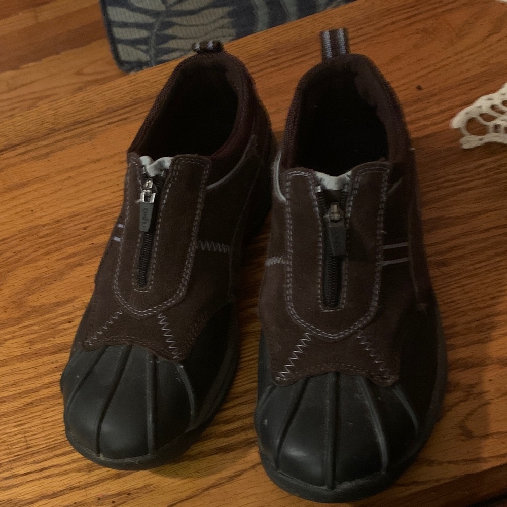 Women’s Brown and Black Slip-On Shoe. 
Rain shoes sz 8